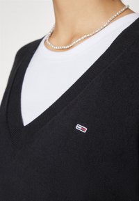 Tommy Jeans ESSENTIAL VNECK - Maglione - black
