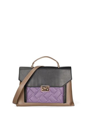 Strukturierte Handtasche mit einer schwarzen Lederoberklappe, einem lila geflochtenen Akzent und einem taupefarbenen Körper. Goldfarbener Verschluss und ein abnehmbarer Schultergurt.