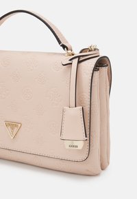 Borsa a mano in pelle rosa pallido con motivo logo in rilievo, rifiniture nere, manico superiore e accessori in metallo dorato. Forma rettangolare elegante.