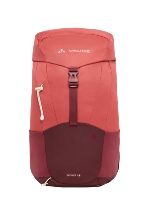 Zaino rosso e borgogna scuro con finiture texturizzate, chiusura superiore, tracolla regolabile e tasca laterale. Presenta il dettaglio "SKOMER 18".