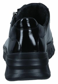 Sneaker in pelle nera con una texture liscia, retro arrotondato e suola in gomma flessibile. Presenta una chiusura a zip sul lato.