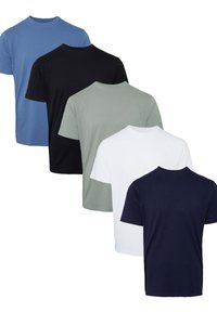 Cinco camisetas de manga corta en azul, negro, verde olivo, blanco y marino, con cuello redondo y diseño de un solo color.