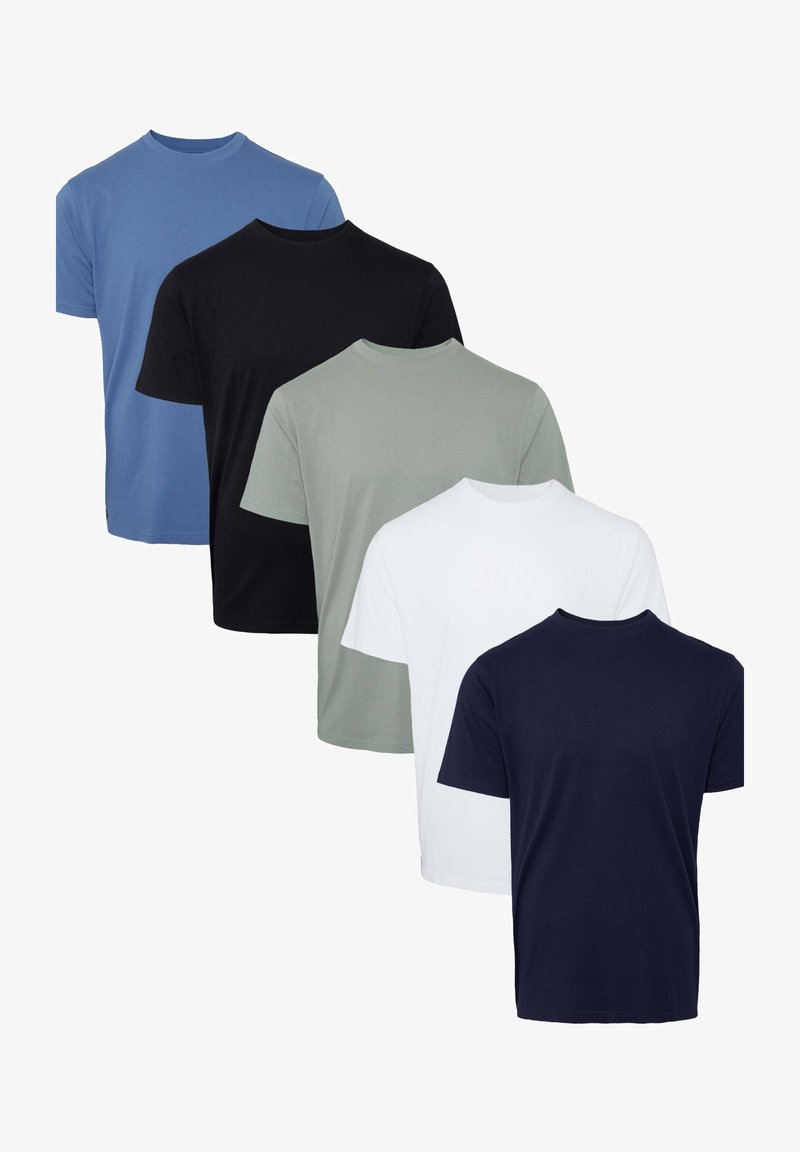 Cinq t-shirts à manches courtes en bleu, noir, vert olive, blanc et marine, dotés d'un col rond et d'un design uni.
