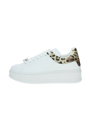 Sneaker bianco con finitura in pelle liscia, caratterizzato da un accento in stampa leopardata sul tallone e una suola bianca spessa. Dettaglio in metallo argentato sulla parte anteriore.