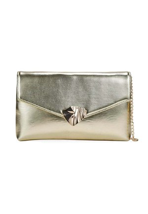 Clutch de sobre metalizado dorado con superficie texturizada, cierre en forma de lágrima y una delgada cadena dorada en el lado derecho.