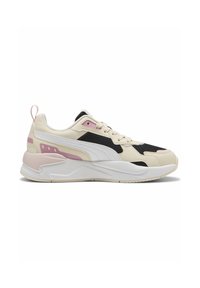 Ljus krämfärgad sneaker med svarta och rosa detaljer, texturerade paneler och en dämpad sula. Har snörningsdesign och en dragöppning vid hälen.