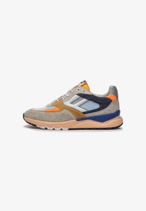 Sneaker con una combinazione di suede beige, rete grigia e accenti arancioni. Presentano una suola ammortizzata e accenti blu. Suola in gomma per una buona aderenza.