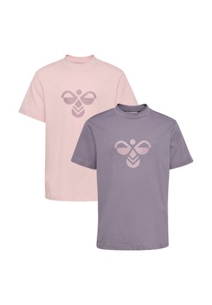 To t-shirts med korte ærmer og rund hals, én lyserød og én lavendel, hver med en matchende bi-formet grafik på brystet.