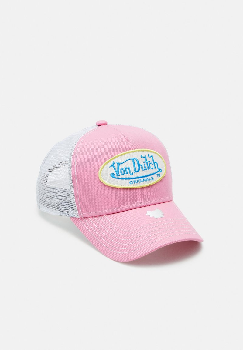 Casquette de baseball en mesh rose à l'arrière avec un patch ovale affichant "Von Dutch Originals" en texte bleu et jaune. Coutures blanches sur la visière.