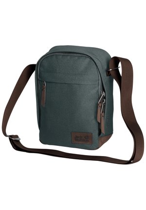 Kompaktowa ciemnozielona torba na ramię z przednią kieszenią, brązowym regulowanym paskiem oraz brązowymi skórzanymi uchwytami zamka i naszywką z logo.