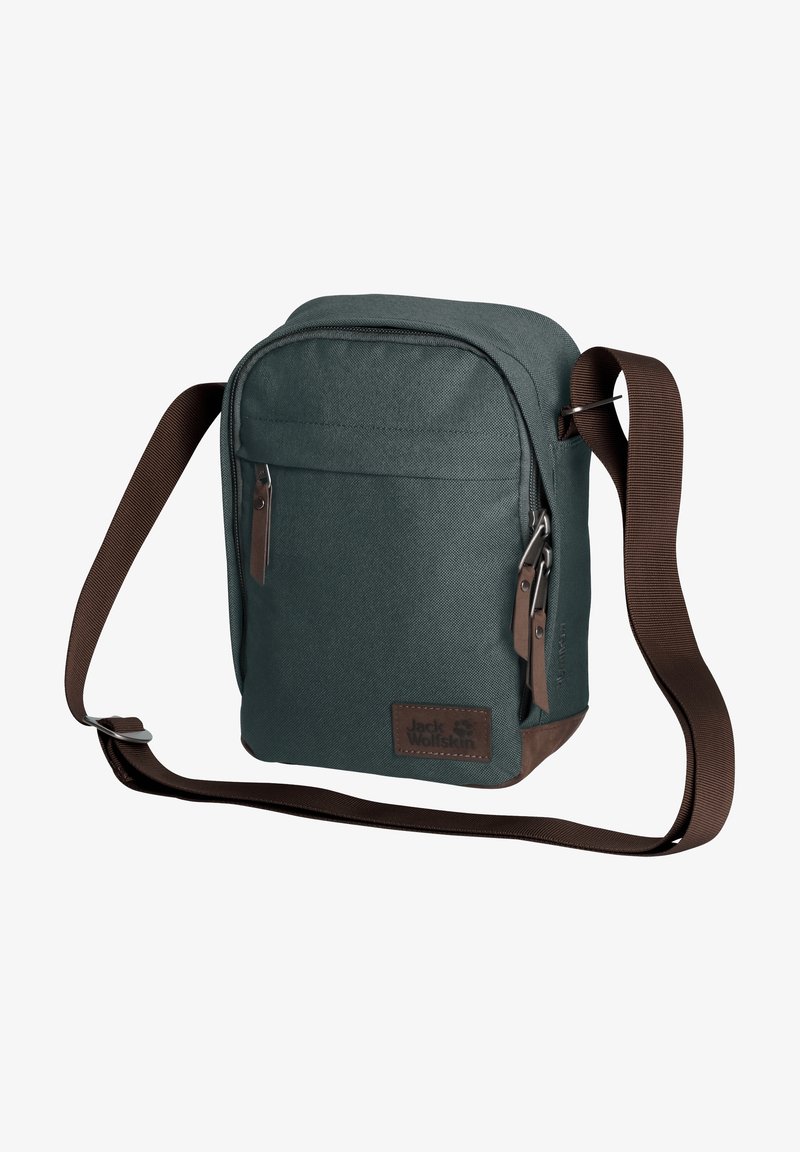 Kompakt mørkegrøn skuldertaske med forlompe, brun justerbar rem samt brune lynlåstræk og logo-patch i læder.