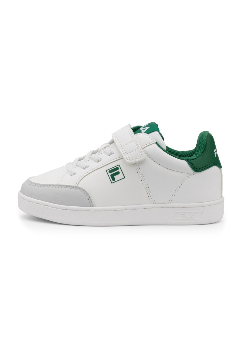 Sneaker bianca con accenti verdi e dettagli grigi. Presenta una chiusura con lacci e strappo a velcro, parte superiore in sintetico liscio e suola in gomma.