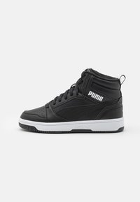 Zwarte hoge sneakers van leer met geperforeerde details, witte zool en opvallende Puma-branding aan de zijkant.