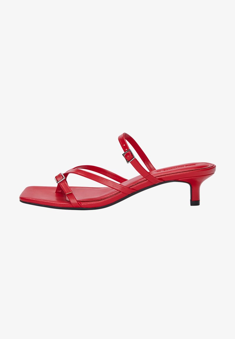 Sandales à talons en cuir rouge avec un bout carré, présentant des brides fines et un talon bas. Détail de boucle ajustable sur la bride de cheville.