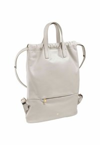 Zaino in pelle grigio chiaro con spallacci regolabili, apertura superiore con cordoncino e tasca frontale con zip, caratterizzato da dettagli in metallo dorato.