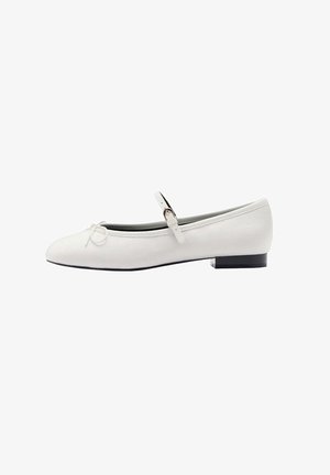 Weiße flache Schuhe mit einem Mary Jane Riemen, runder Zehenpartie und strukturiertem Obermaterial. Merkmale sind ein kleines Schleifendetail und ein niedriger, rechteckiger Absatz.