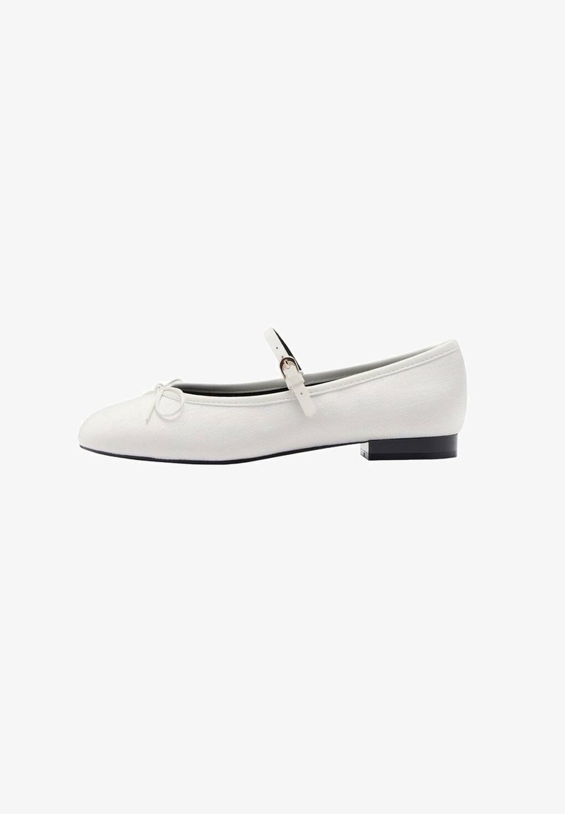 Scarpa piatta bianca con cinturino Mary Jane, punta rotonda e tomaia testurizzata. Presenta un piccolo dettaglio a fiocco e un tacco rettangolare basso.