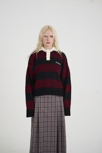 Bordo ir juodos spalvos dryžuotas megztinis su kreminės spalvos apykakle ir sagų eilute, derinamas su ilga languota sijonėliu ramių tonų.