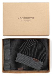 Czarny i szary zestaw czapki i szalika w kartonowym pudełku z oznaczeniem marki. Miękki splot i prosty, kontrastowy wzór.