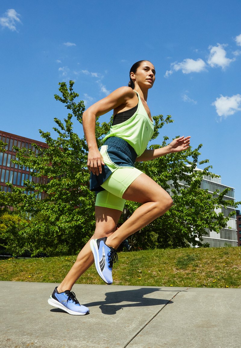 Puma RUN 2IN1 SHORT W Korte broeken dark night/ fast yellow