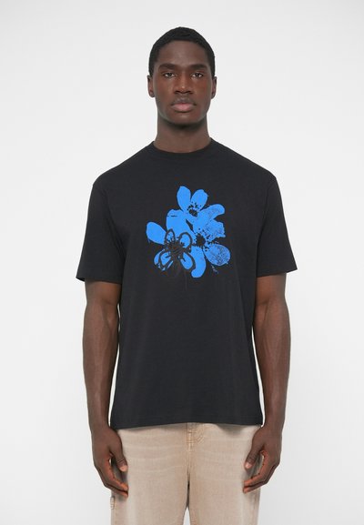 Camiseta negra de manga corta con estampado gráfico floral azul. Hecha de algodón suave, presenta un cuello redondo y un corte relajado.