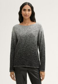 Langärmliger Pullover mit einem Farbverlauf von Hellgrau zu Schwarz, texturiertem Garn und einem weiten Halsausschnitt mit gesteppten Kanten.