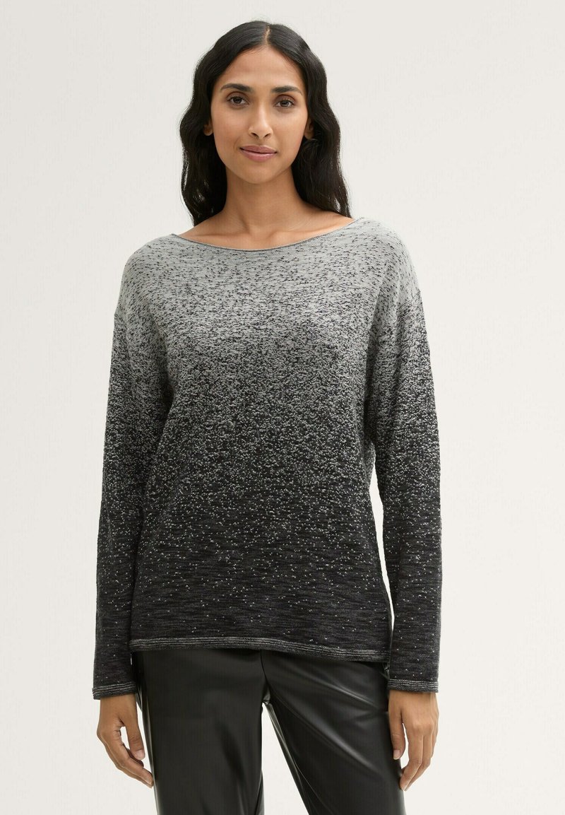 Langärmliger Pullover mit einem Farbverlauf von Hellgrau zu Schwarz, texturiertem Garn und einem weiten Halsausschnitt mit gesteppten Kanten.