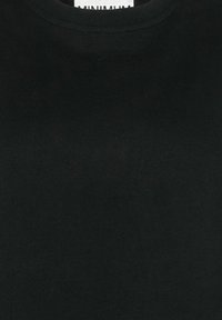 Czarny bawełniany T-shirt z klasycznym okrągłym dekoltem. Gładka faktura i minimalistyczny design. Metka przy dekolcie głosi "MINIM."