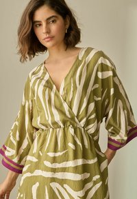 Next TALL FIT - V-NECK KAFTAN  - Maxi šaty - green cream zebra print