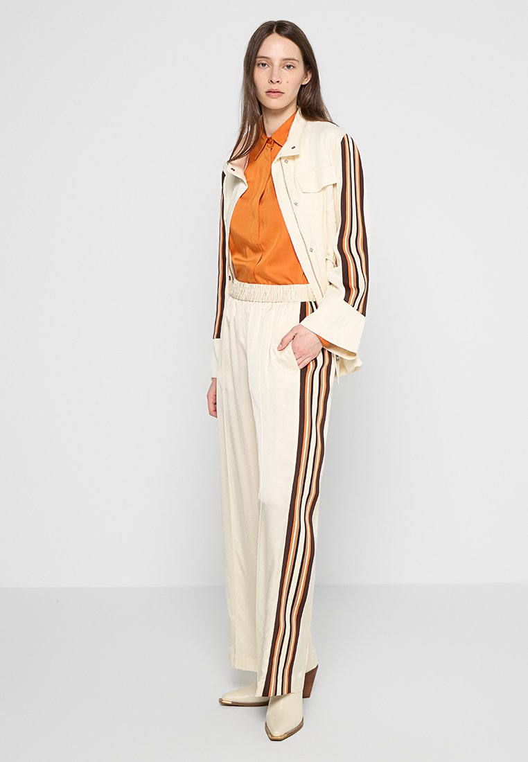 RELAXED FIT