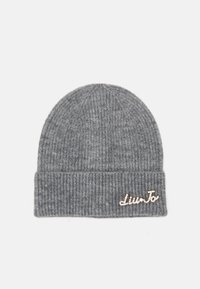 Cappello beanie grigio lavorato a maglia con texture a costine, caratterizzato da un risvolto e un logo decorativo "Liu Jo" in scrittura decorata sul lato.