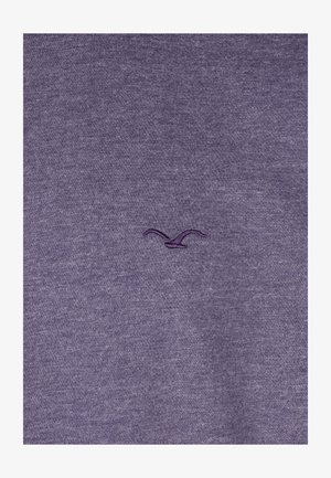 Lila Sweatshirt mit weicher Textur, ausgestattet mit einem kleinen gestickten Logo in einem leicht dunkleren Lila. Schlichtes, unaufgeregtes Design.