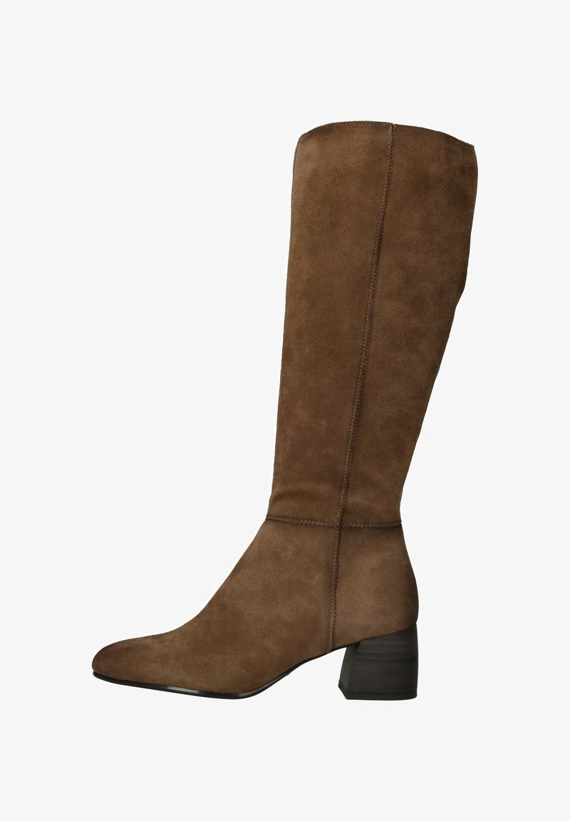 Botte en suède jusqu'au genou de couleur marron riche, présentant un bout pointu et un talon bloc empilé, avec des coutures visibles le long de la couture pour un détail.