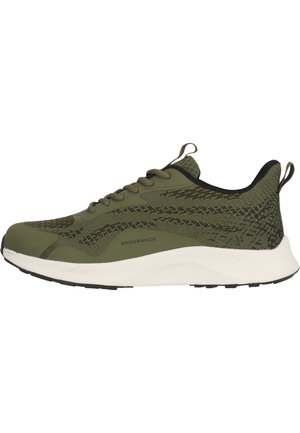 Chaussure de sport basse vert olive avec mesh noir à motifs, étiquette "Endurance", semelle blanche, languettes de traction au talon et à la languette.