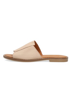 Beige åbentået slip-on sandal med flad sål og enkelt overdelsdesign mod hvid baggrund.