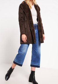 Vero Moda Cappotto corto - dark brown
