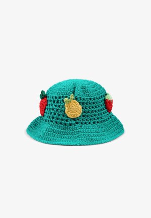 Cappello a secchiello all'uncinetto di colore teal con tre applicazioni di frutta colorate: fragole rosse e un limone giallo. Il bordo è ampio e strutturato.