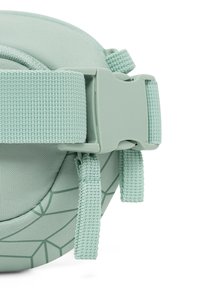 Pacchetto verde chiaro con tessuto testurizzato, cuciture rinforzate e spallacci regolabili. Presenta una fibbia in plastica e dettagli con motivo geometrico.