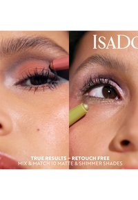 Application de maquillage avec deux yeux : à gauche, des teintes roses, à droite, un éclat doré. La peau apparaît lisse et légèrement scintillante.