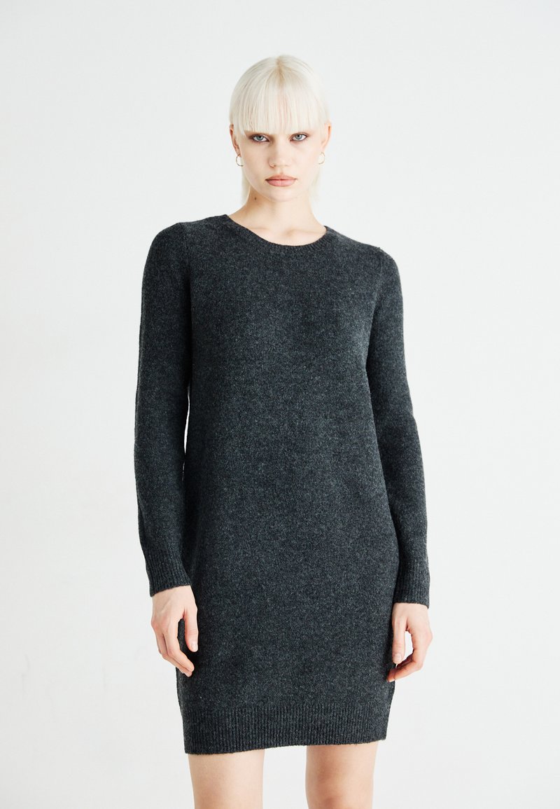 Vestido de malha cinza escuro com mangas longas, decote redondo e barra canelada. Tecido texturizado com uma superfície suave e silhueta ajustada.