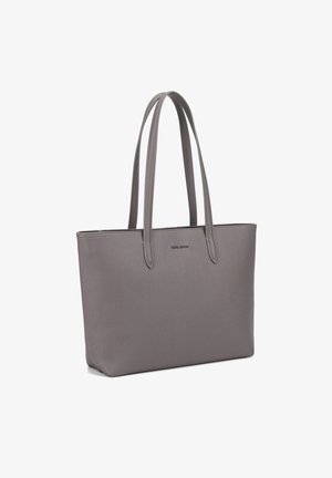 Sac fourre-tout en synthétique gris avec deux longues poignées, une forme rectangulaire structurée et une finition texturée subtile ; il présente un logo sur le devant.