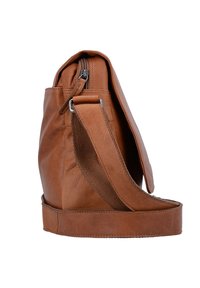 Borsa a tracolla in pelle marrone con finitura texturizzata, apertura con cerniera e tracolla regolabile. Presenta un design strutturato e una tasca laterale.