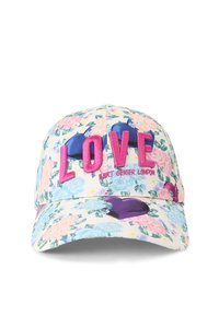 Baseballpet met bloemenpatroon, pasteltinten en roze geborduurde tekst "LOVE". Voorzien van hartaccenten in paars en blauw.