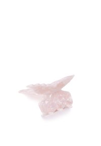 Rosa plast hårklämma med en glänsande, genomskinlig yta, med en vingformad design och tre taggar för att fästa håret.