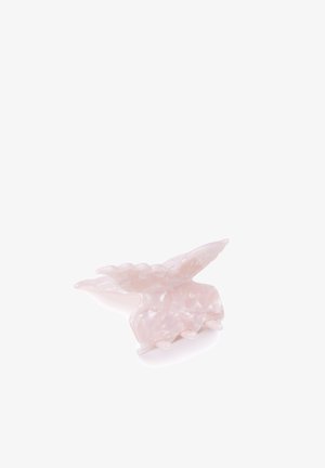 Clip de pelo de plástico rosa con un acabado brillante y translúcido, que presenta un diseño en forma de ala y tres dientes para sujetar el cabello.