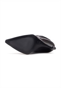 Scarpa con tacco a stiletto nero e punta affilata, con tomaia in pelle liscia e suola in gomma texturizzata. Presenta un design affusolato e accenti minimalisti.