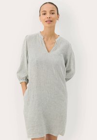 Gestreiftes Kleid in Hellgrau und Weiß, mit V-Ausschnitt, halblangen Ärmeln, seitlichen Taschen und lockerer, lässiger Passform. Hergestellt aus strukturiertem Material.