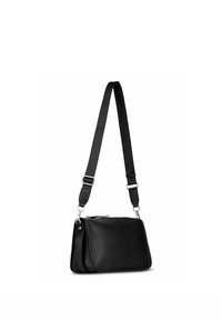 Sac bandoulière en cuir noir de forme rectangulaire, surface texturée, sangle en tissu réglable et accents métalliques argentés.