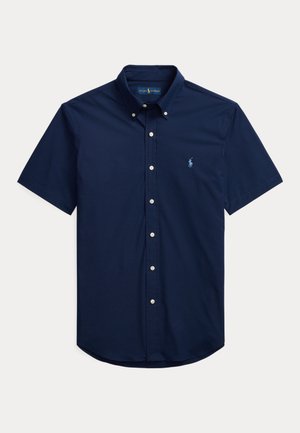 Granatowa koszula z krótkim rękawem zapinana na guziki, z kołnierzykiem na guziki i małym haftowanym logo na lewej piersi.