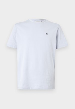 Jednoduché svetlomodré tričko s krátkym rukávom a kruhovým výstrihom s malým čiernym logom "cK" na ľavej strane hrudníka na bielom pozadí.